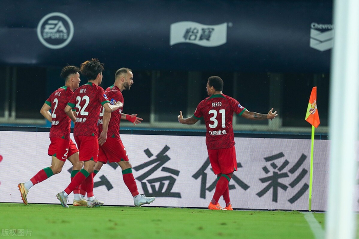 包含上港客场赢得五连胜，保持领先优势，全场震撼的词条