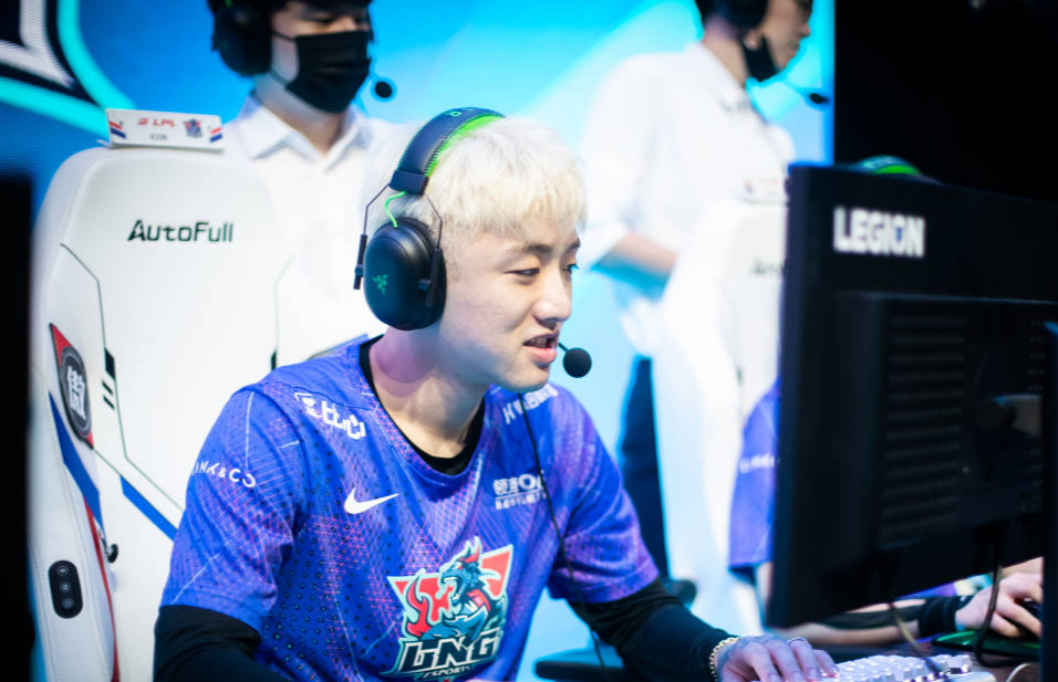 开云体育入口-CLG力克C9，Deft拿下关键大龙宿敌对决小组赛，点燃全场激情