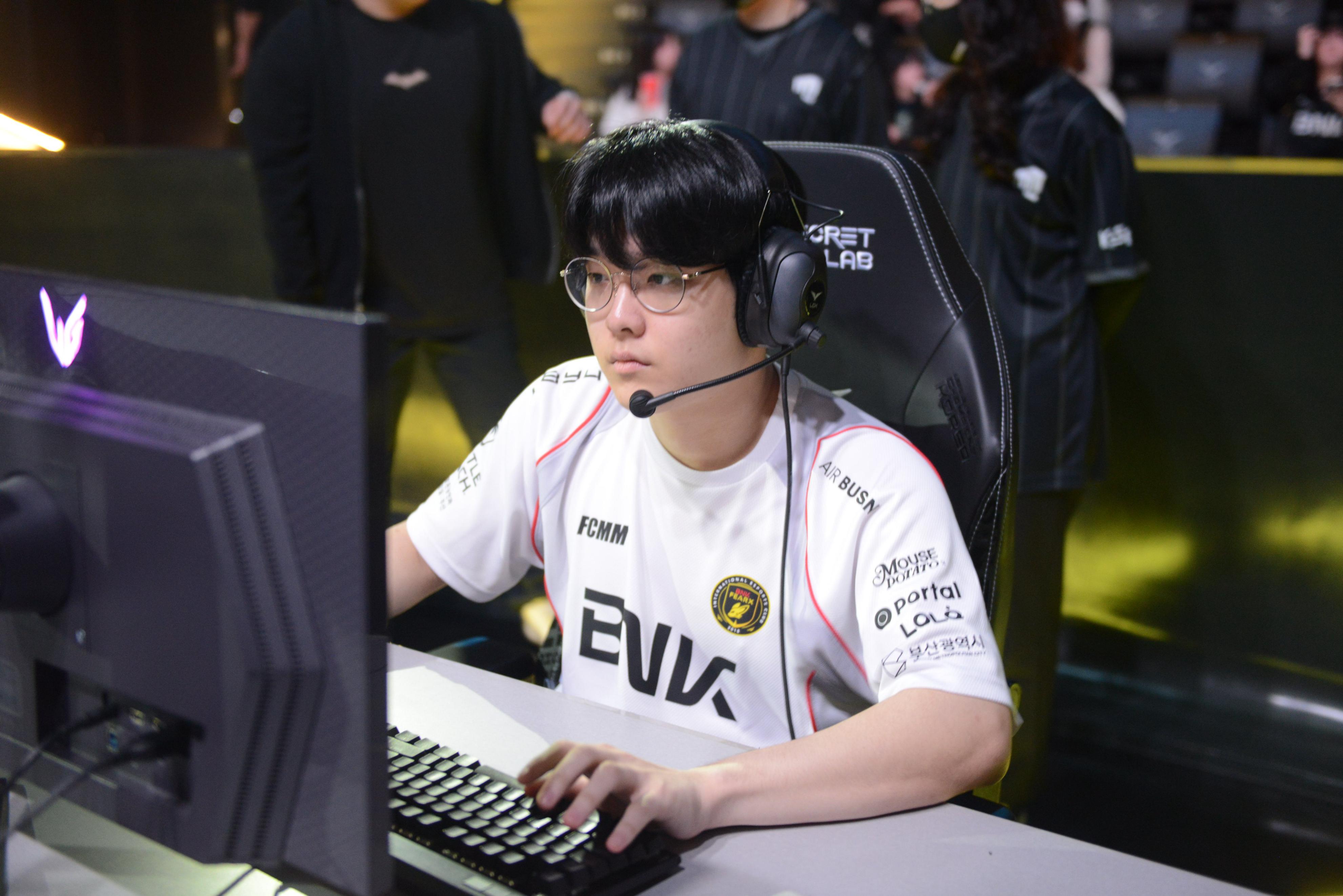 T1横扫IG，Crisp团战一打五宿敌对决半决赛，锁定晋级资格的简单介绍