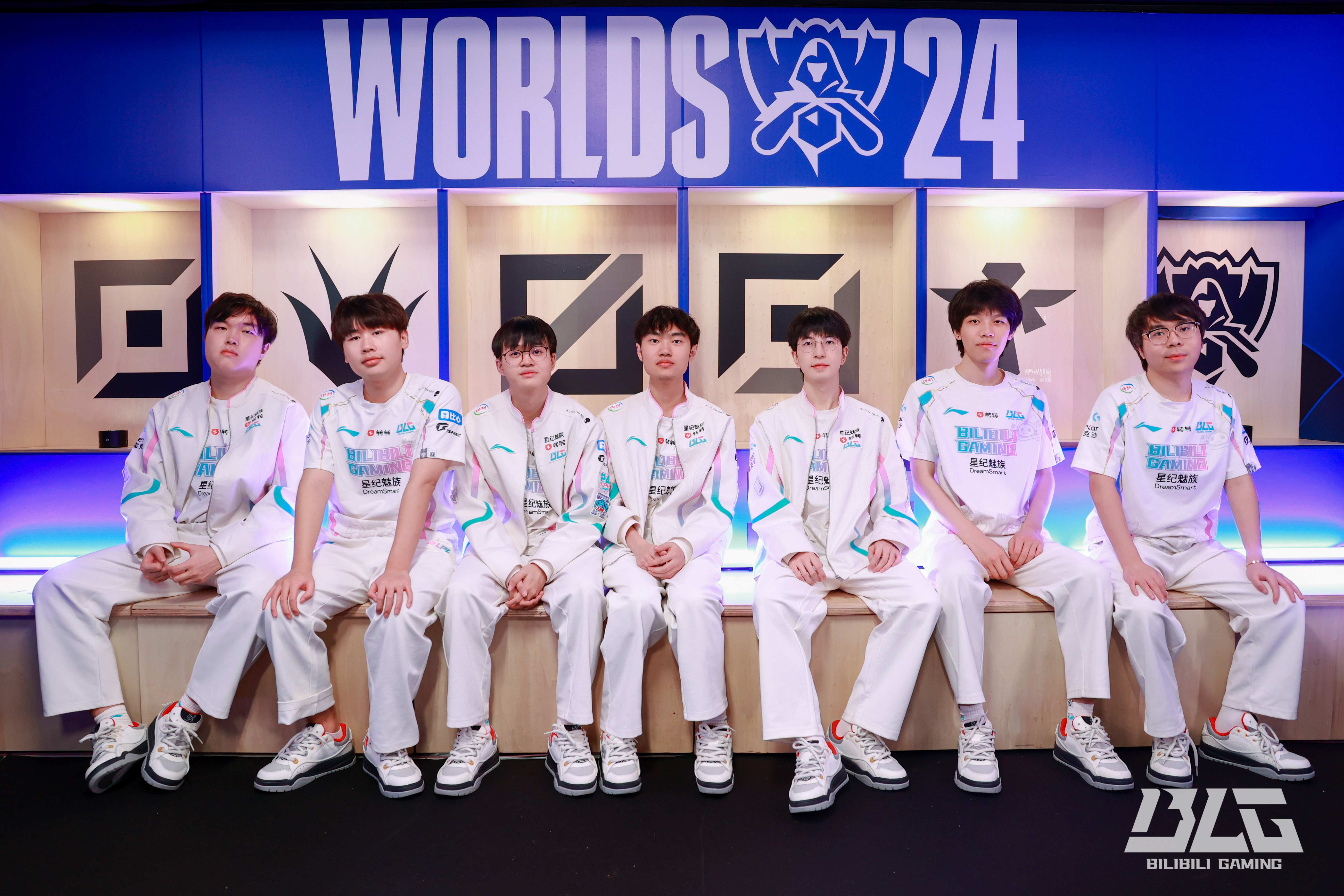 开云平台-RNG横扫WBG，Kanavi单局斩获MVP峡谷大战小组赛，引爆全场热议