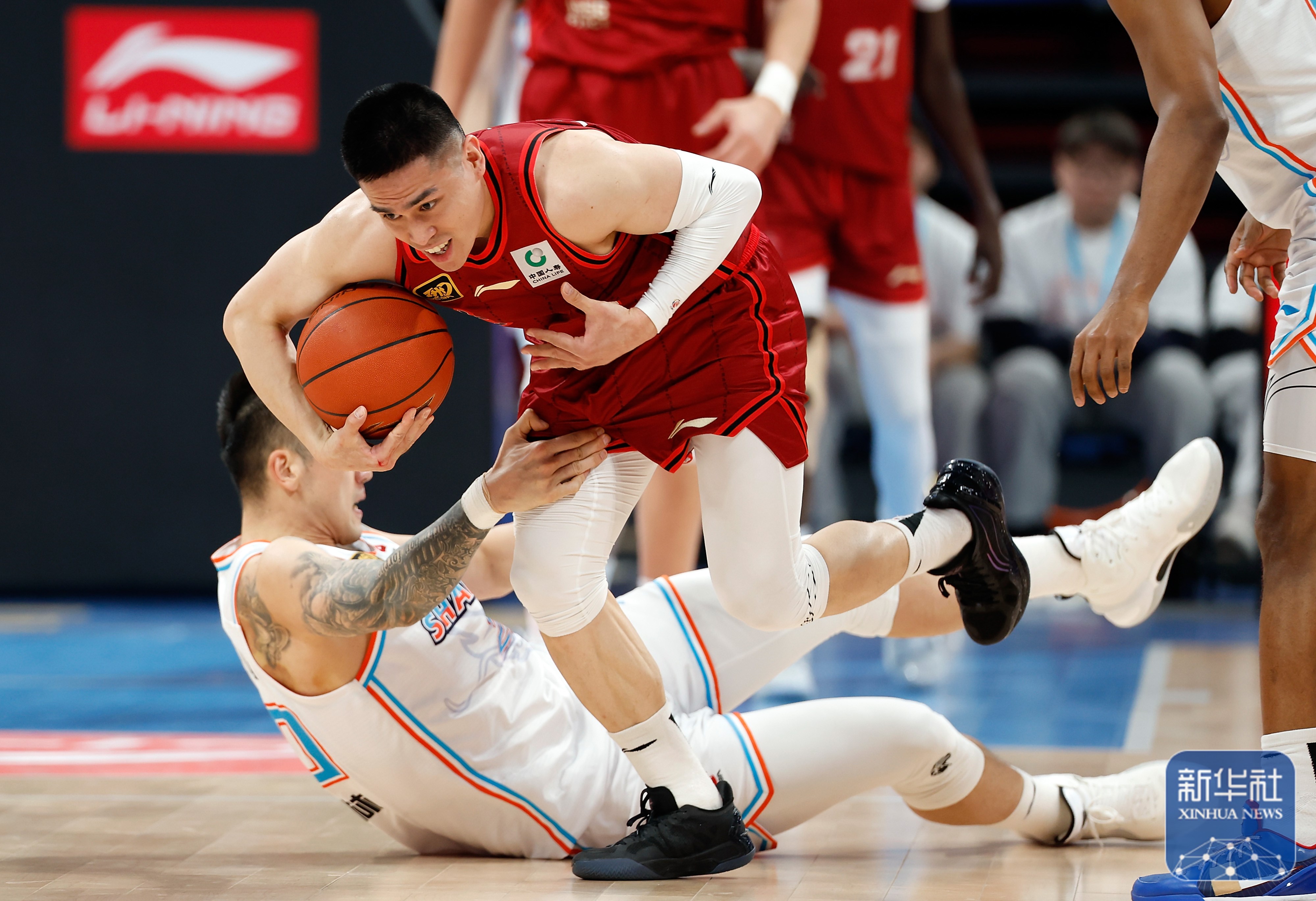 青岛队逆转深圳队,周琦点燃赛场 青岛队逆转深圳队,周琦点燃赛场